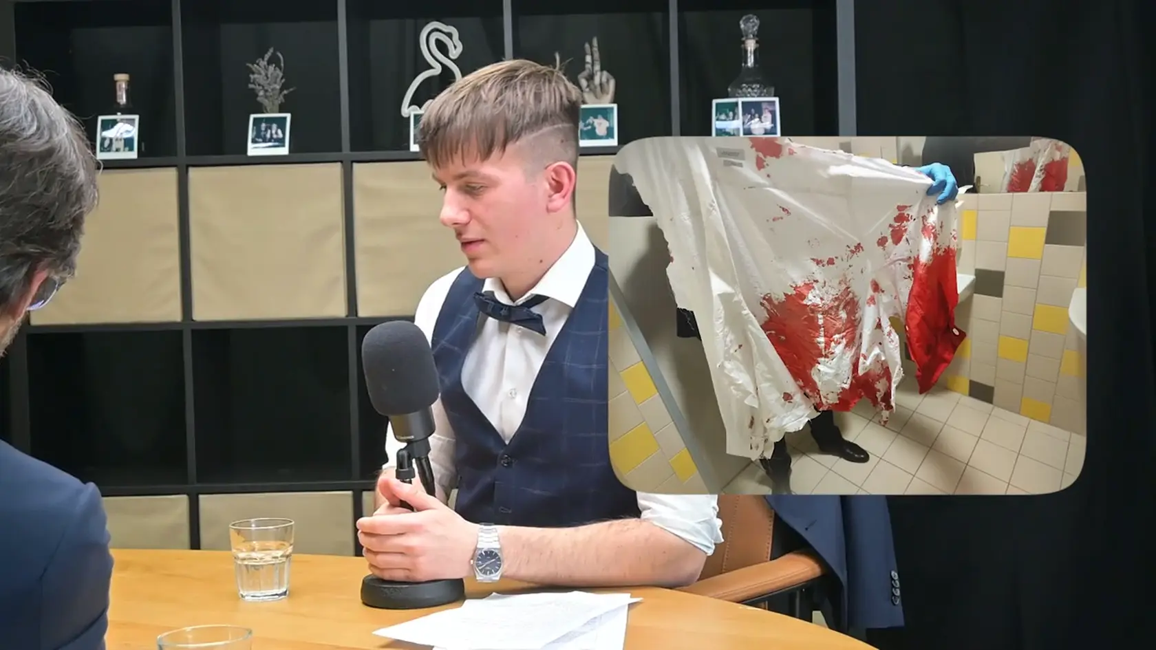 Zábery z rozhovoru s Robertom Kaliňákom, počas ktorého ukázal fotografie rozstrieľaného saka a krvavej košele Roberta Fica.