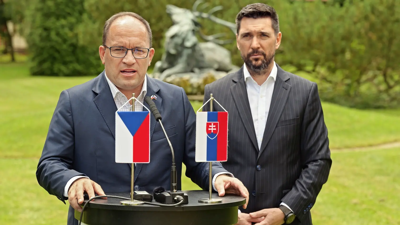 „Slúži to na to, aby sme preventívne dokázali z vyšetrenia mlieka zistiť podozrenie na výskyt tejto nákazy na českom území. V mlieku je totiž nákaza prítomná už niekoľko, asi tri až päť dní pred klinickými príznakmi u zvierat. Robíme to preventívne,“ vysvetlil Výborný. V budúcich dňoch sa tiež bude sérologicky vyšetrovať voľne žijúca zver v zverincoch na južnej Morave.