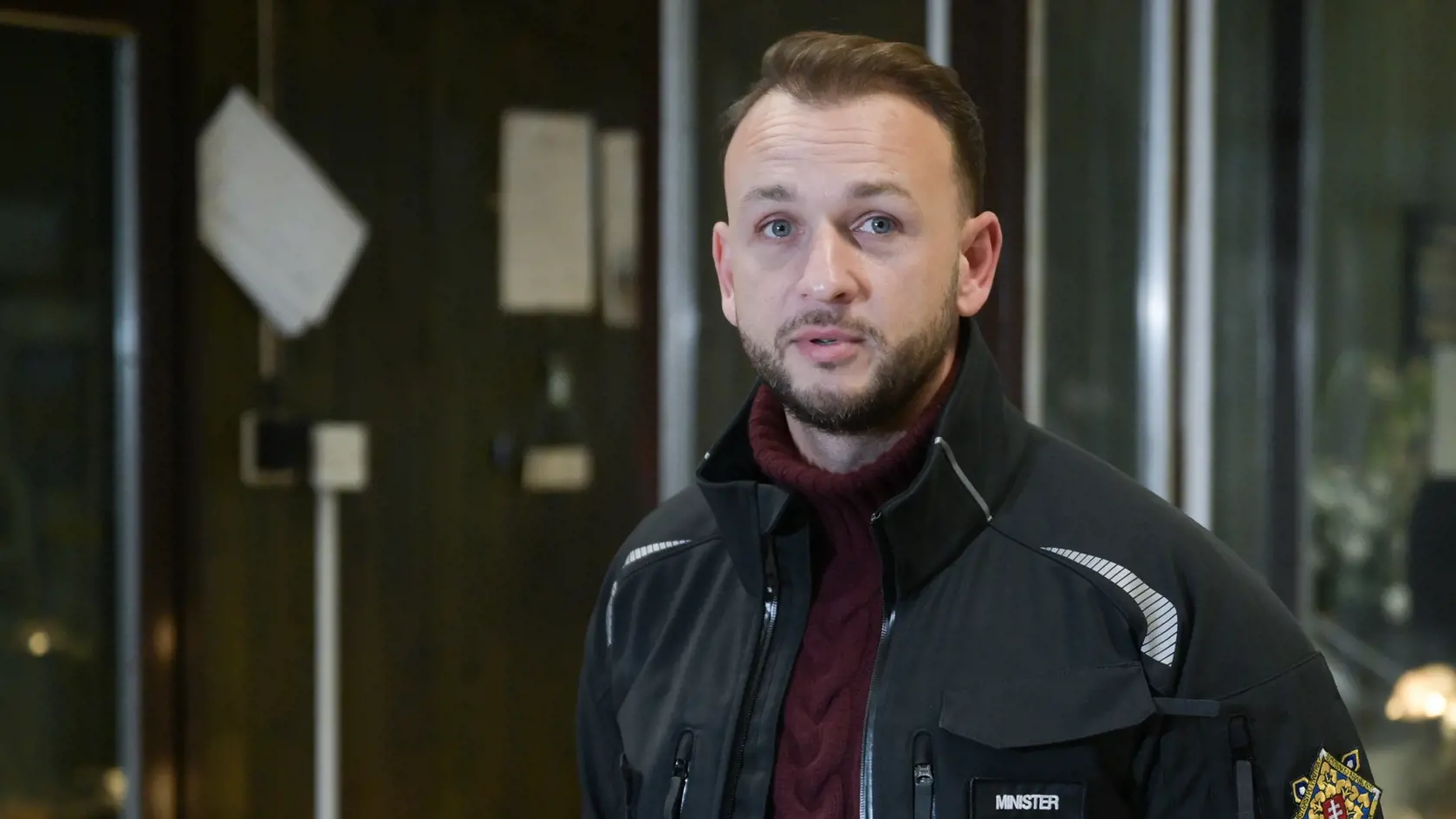 Na snímke minister vnútra SR Matúš Šutaj Eštok (HLAS-SD) počas brífingu v priestoroch oddelenia dokladov na OR PZ Bratislava IV 22. decembra 2023.
