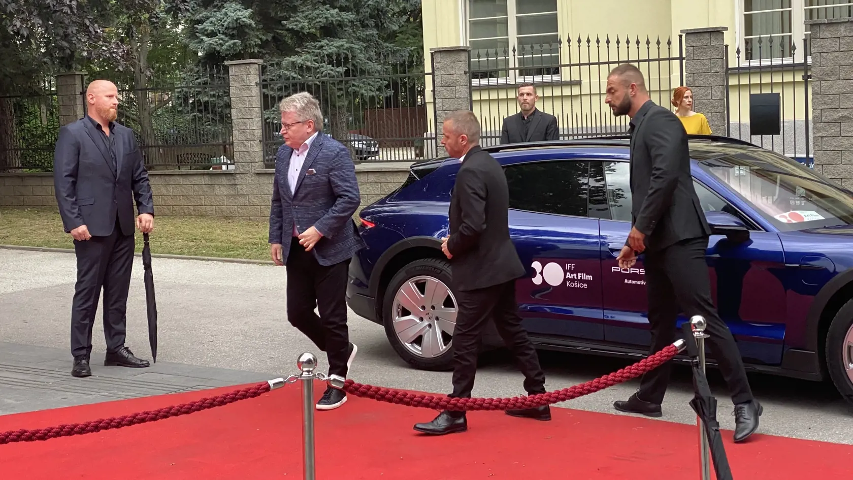Juraj Čurný a riaditeľ festivalu Martin Palúch, Príchod hostí na záverečný ceremoniál 30. ročníka medzinárodného festivalu Art Film Košice, na ktorom odovzdali ceny držiteľom honorárnych ocenení - Sergejovi Loznicovi, Antónii Liškovej a Marošovi Kramárovi a vyhlásili víťazov jednotlivých súťaží.