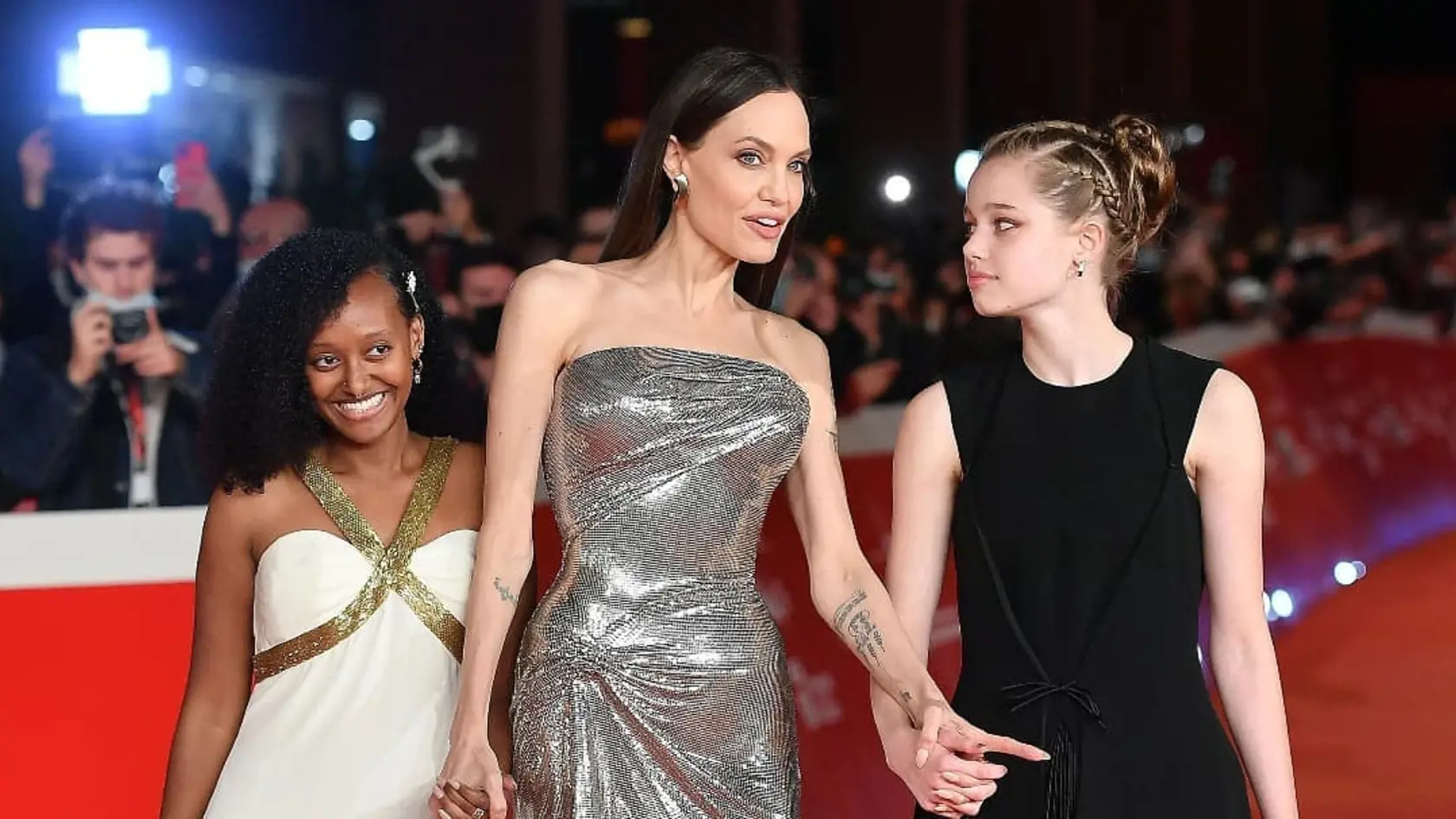 Shiloh Nouvel Jolie-Pitt vpravo ako dievča.