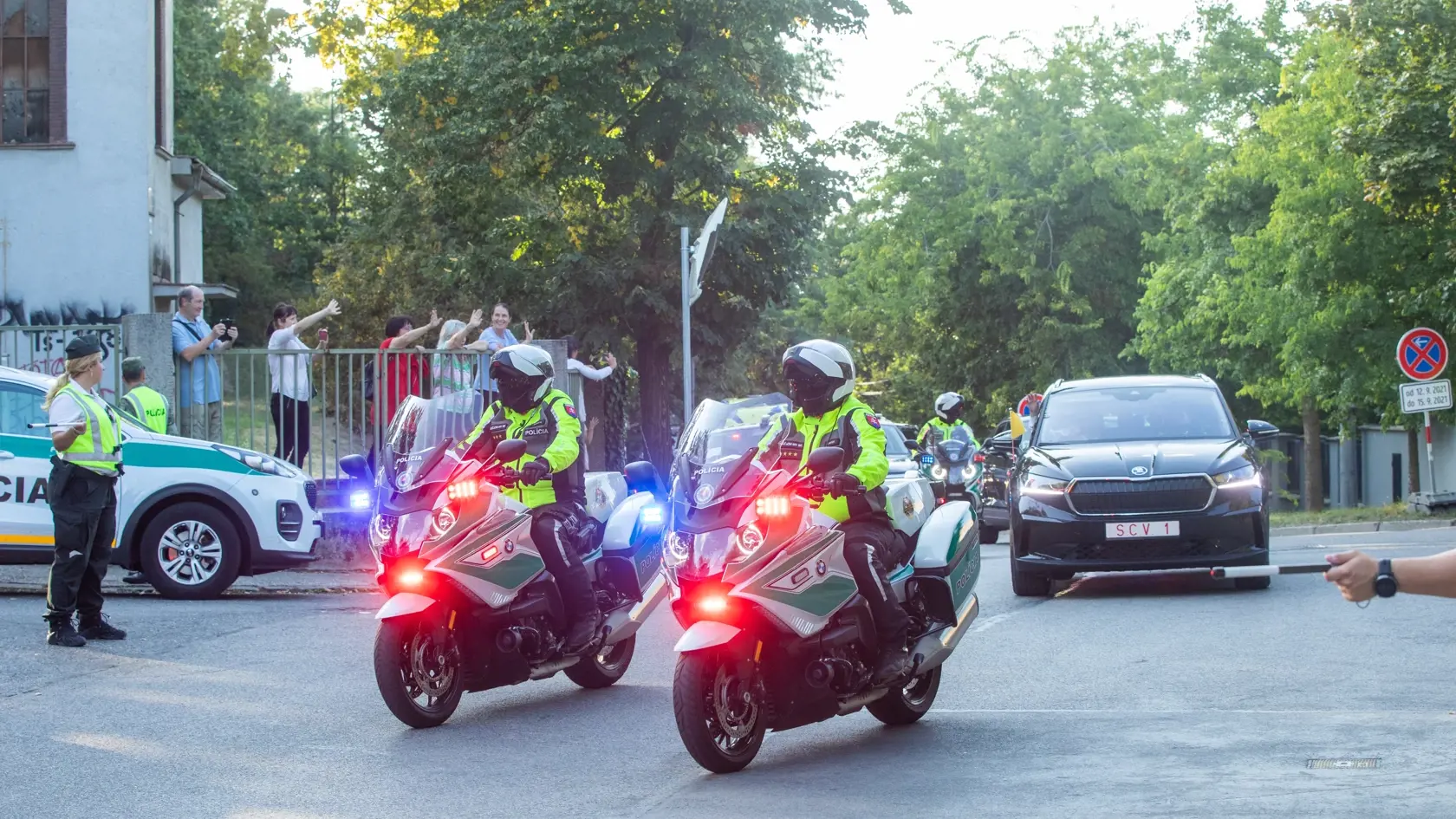 Na snímke policajný doprovod s pápežom Františkom na Apoštolskú nunciatúru v Horskom parku.
