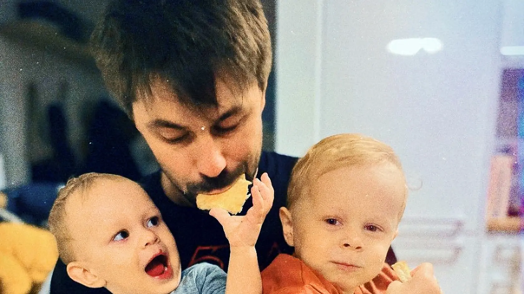 Adam so svojimi deťmi.
