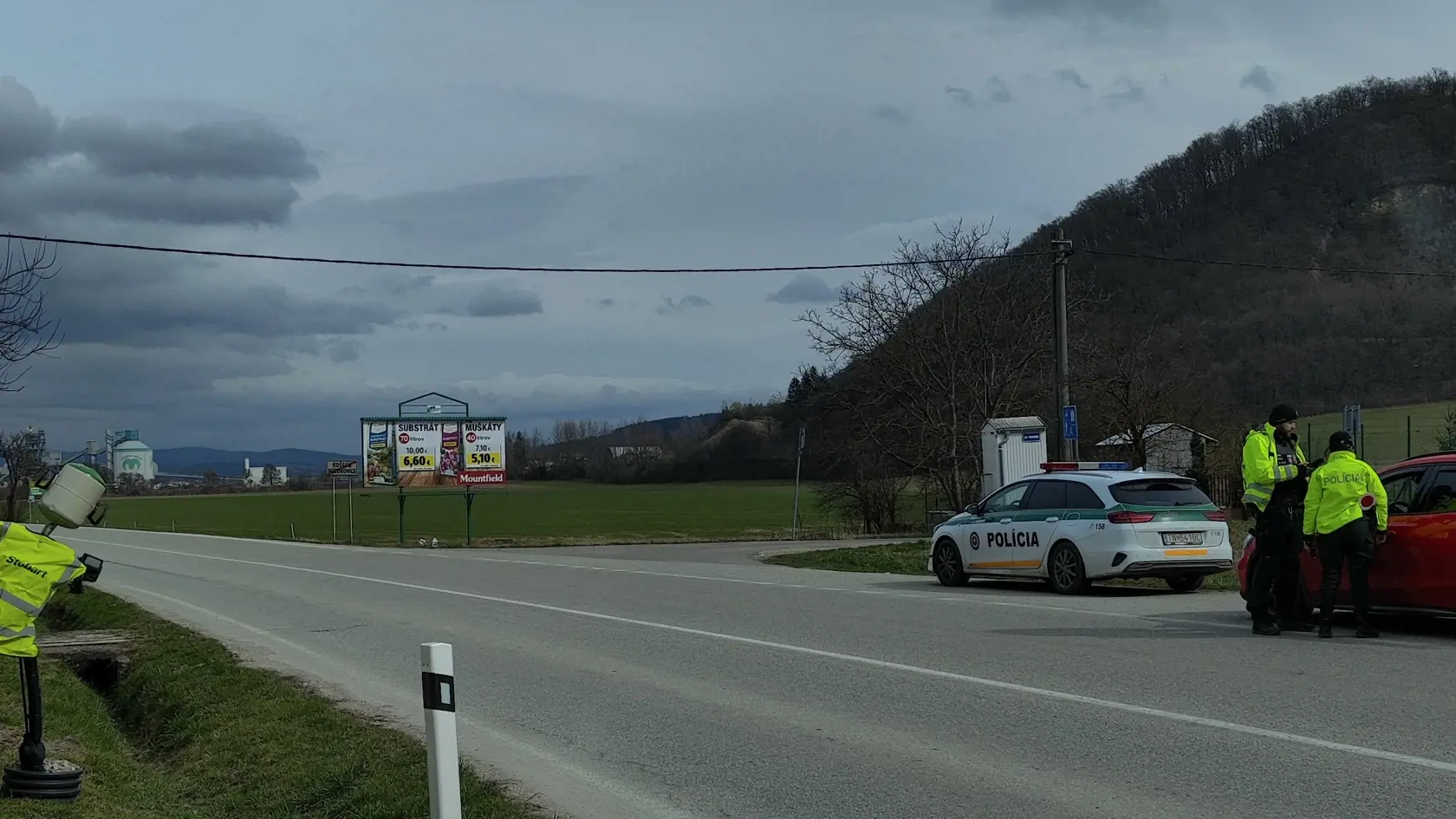 Na jedinečnej fotke Ľ. Harvánek zachytil svojich originálnych strážcov poriadku a zároveň aj policajtov, ktorí na druhej strane cesty merali rýchlosť a pokutovali nespratných vodičov.