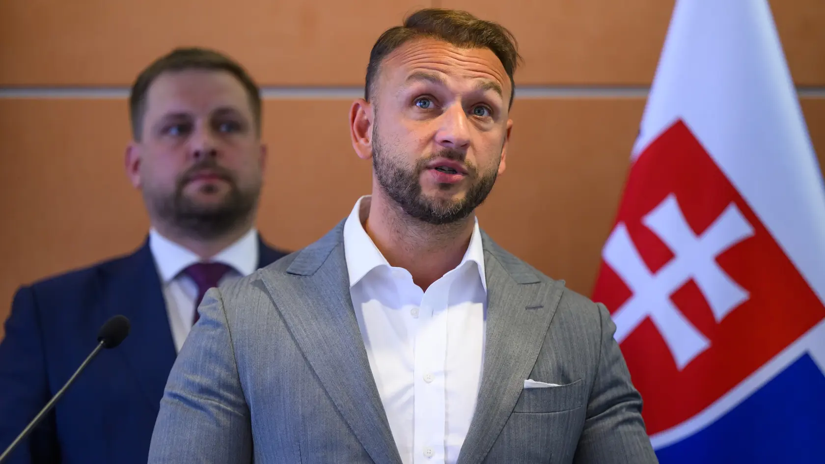 Na snímke zľava minister zdravotníctva SR Kamil Šaško (Hlas-SD) a minister vnútra SR Matúš Šutaj Eštok (Hlas-SD) počas tlačovej konferencie na tému Drogám hovoríme nekompromisné nie.