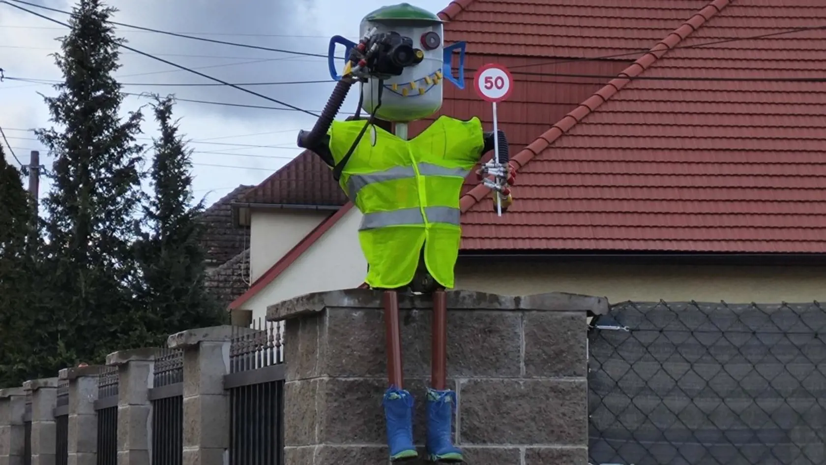 Ľuboš momentálne pracuje na zbernom dvore v Košeci, kde našiel starú, nefunkčnú kameru a spolu s dcérkou vyskladali prvého policajta, ktorého posadili na múr domu. „Chytilo sa to, pretože ľudia začali spomaľovať, až pokiaľ si na to nezvykli. Za mesiac už vedeli, že je to falošné a opäť dupli na plyn,“ konštatuje Ľuboš.