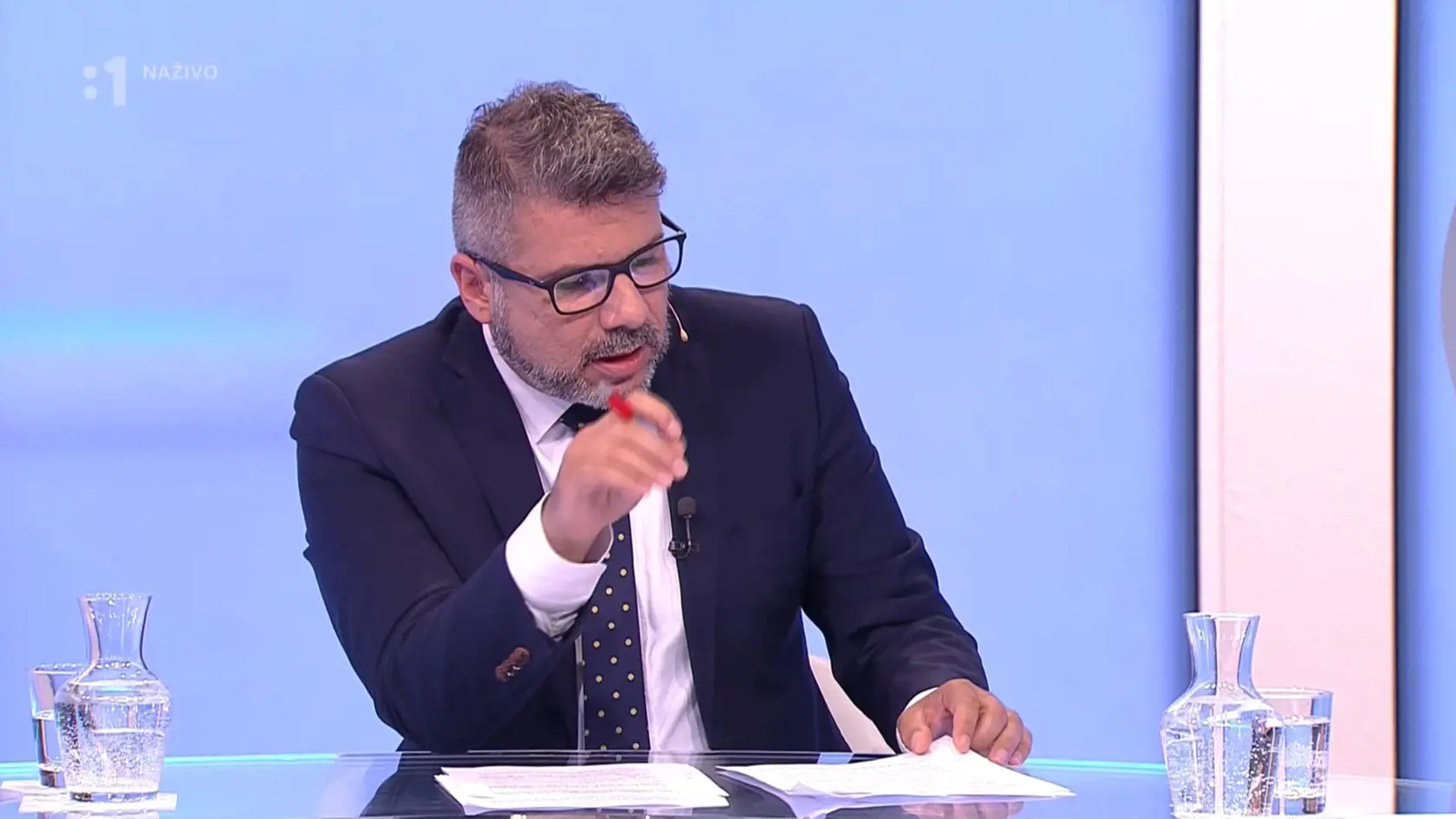 Moderátor Marek Makara počas televízneho duelu medzi Robertom Ficom a Eduardom Hegerom.