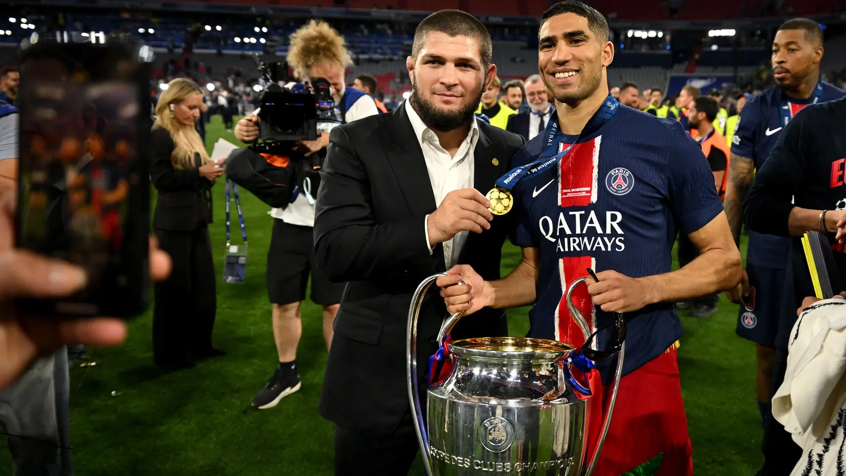 Legendárny bojovník Khabib Nurmagomedov nechýbal na finále Ligy majstrov.