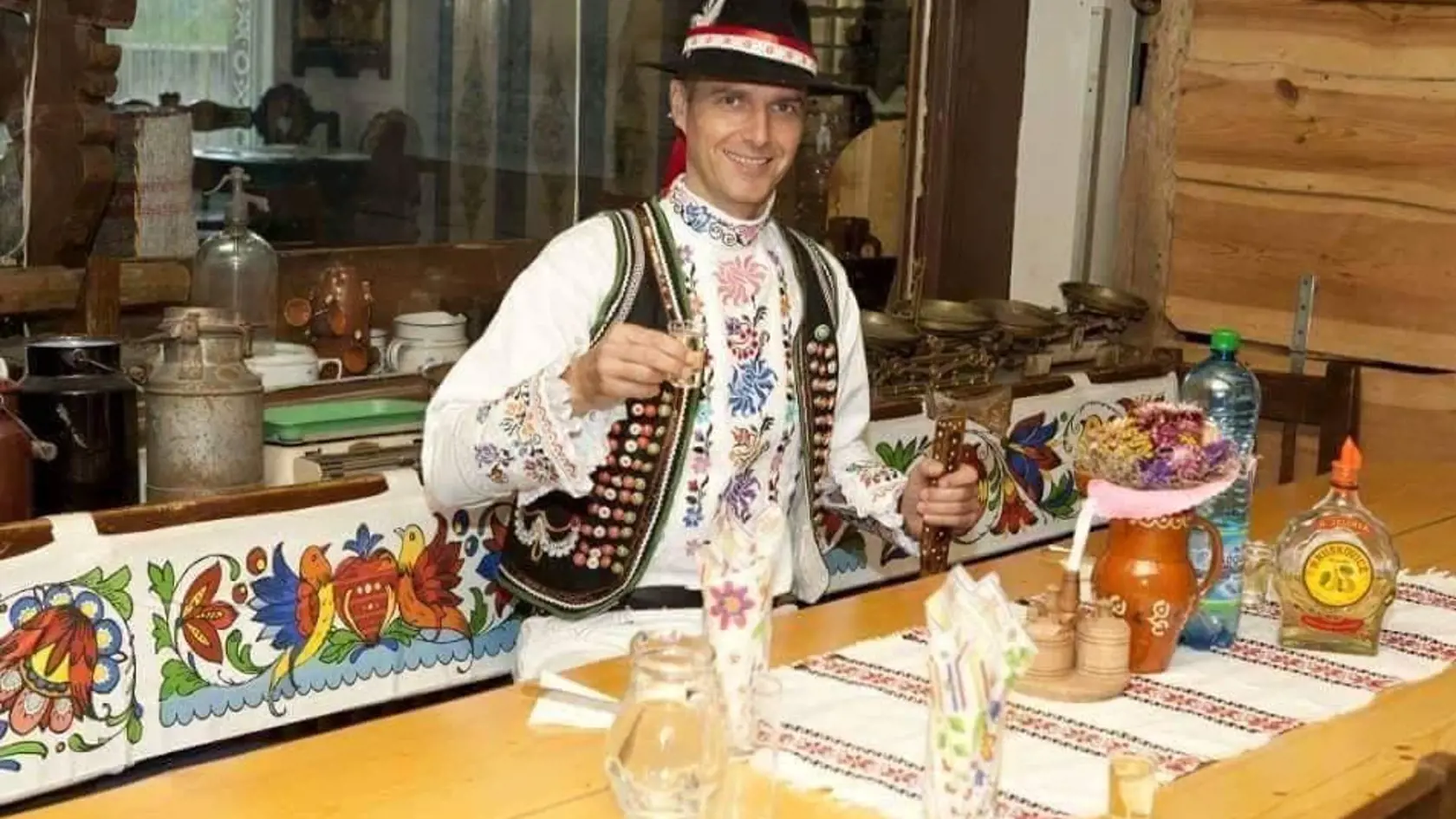 Poslanec za Hlas Richard Raši: "Priatelia, veselú Veľkú noc, parádnu šibačku a oblievačku a hlavne, nezabudnite, všetkého veľa škodí."