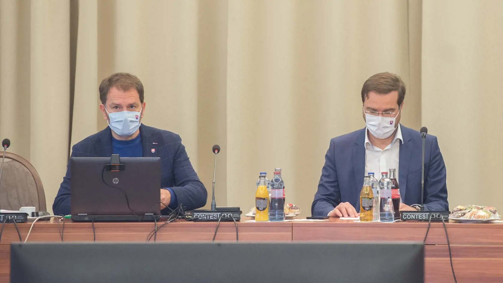 Na snímke vľavo premiér SR Igor Matovič (OĽaNO) a vpravo minister zdravotníctva SR Marek Krajčí (OĽaNO) počas zasadnutia Ústredného krízového štábu 23. novembra 2020 v Bratislave. FOTO TASR - Martin Baumann

