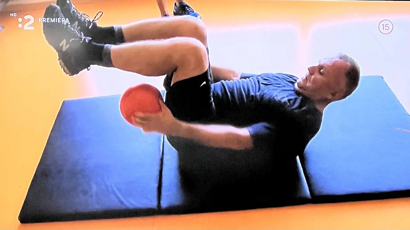Diváci videli aj jeho pravidelné rehabilitácie.