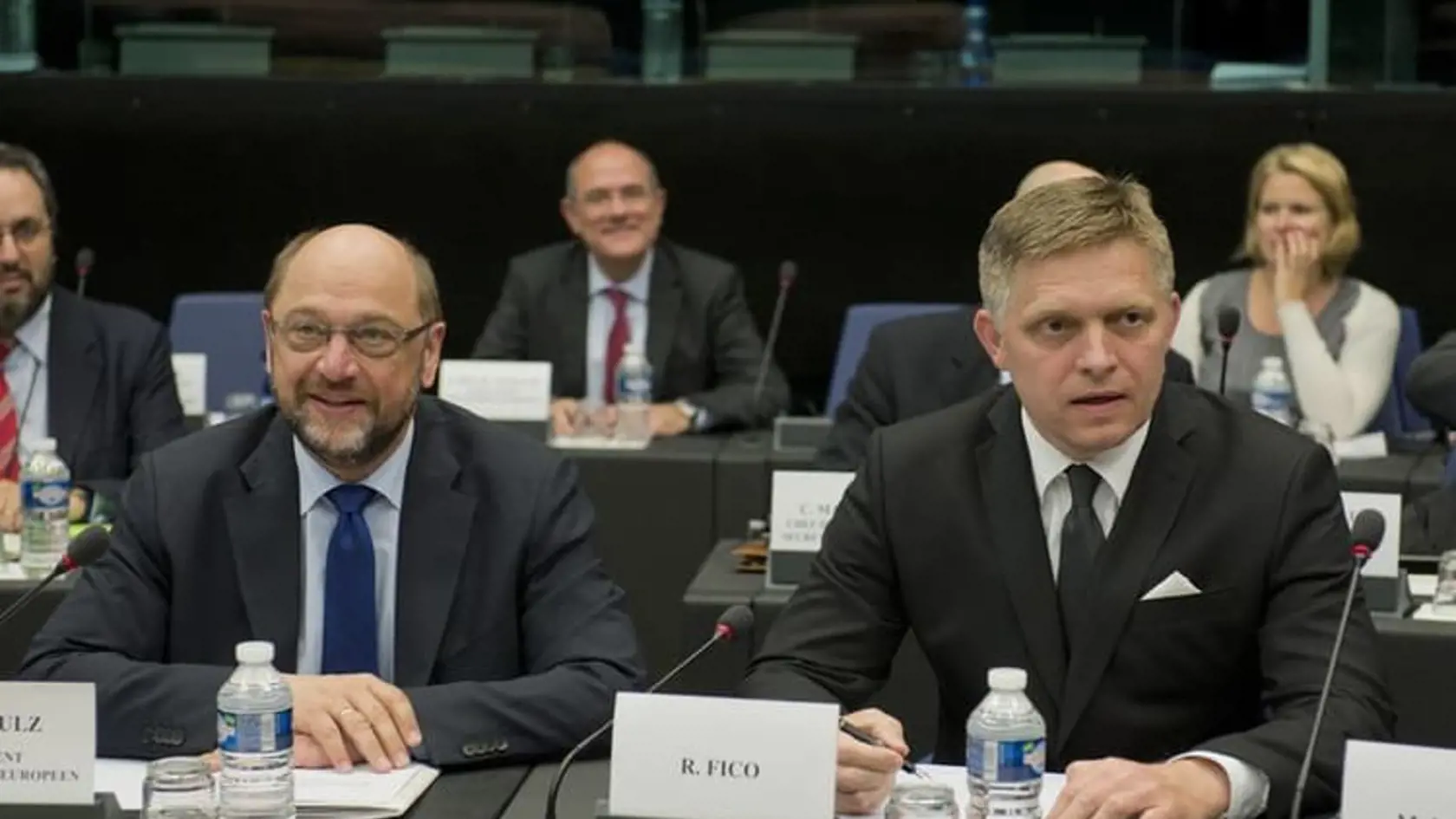 Predseda vlády SR Robert Fico (vpravo) a predseda Európskeho parlamentu Martin Schultz (vľavo) na rokovaní s predsedami jednotlivých frakcií v budove Európskeho parlamentu.