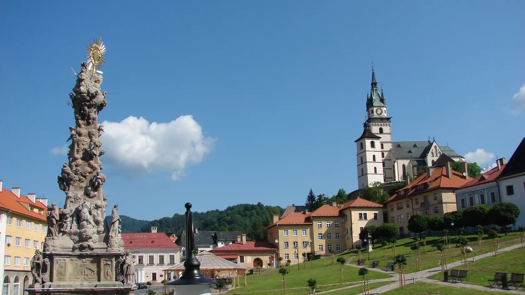 Razba dukátových mincí v Kremnici má dlhú tradíciu. V rozmedzí rokov 1330 až 1881 sa v kremnickej mincovni razili dukáty a ich násobky pre rôznych panovníkov.