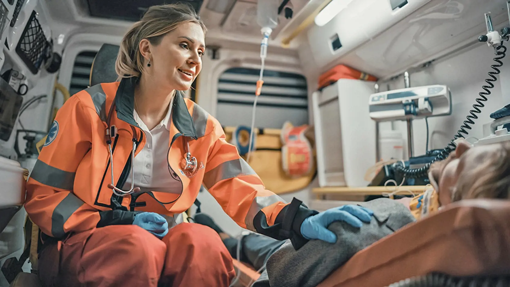 V niektorých prípadoch bude lekár potrebný aj počas prevozu do nemocnice. Vtedy si presadne do sanitky a jeho auto odvezie naspäť jeden zo záchranárov.