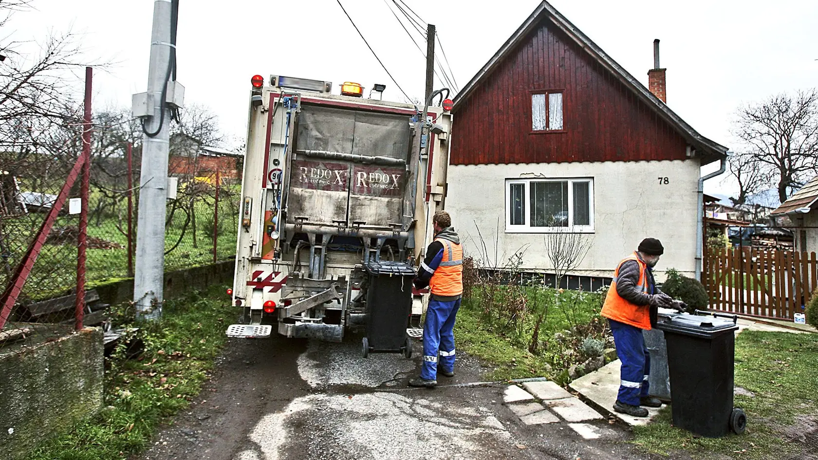 Obyvatelia rodinných domov sa sťažujú na vysoké ceny odvozu odpadu. (ilustračná foto)