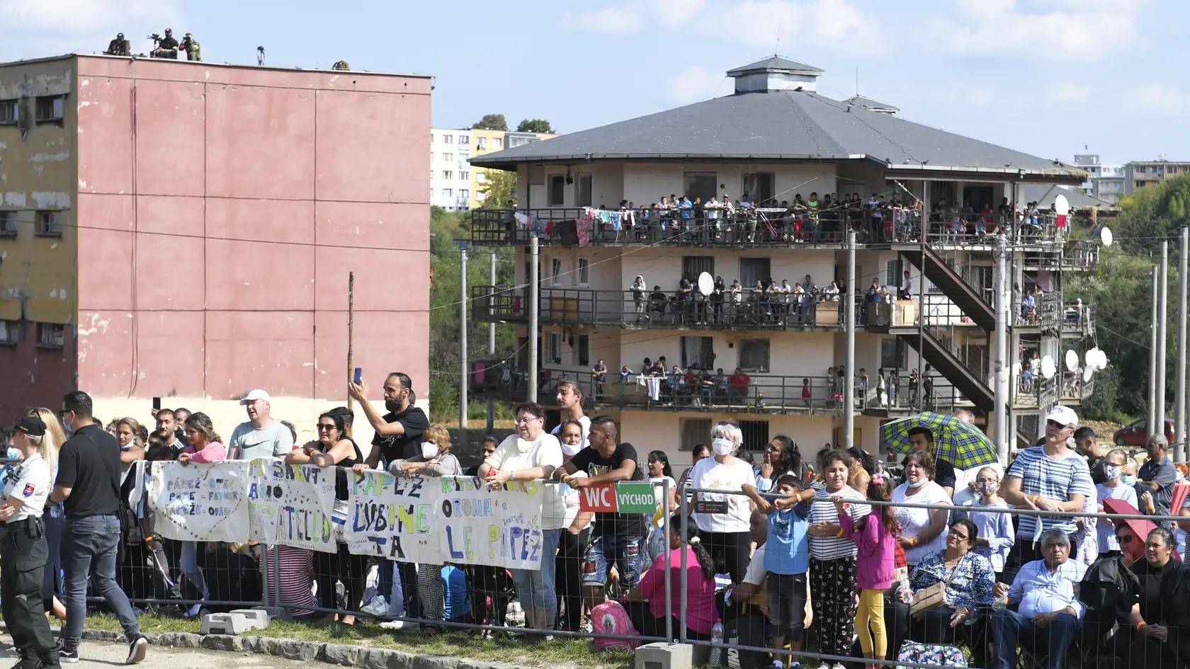 V nedeľu 12. septembra 2021 pricestoval na oficiálnu návštevu Slovenska pápež František. Počas návštevy, ktorá potrvá do 15. septembra, Svätý Otec zavíta do Bratislavy, Košíc, Prešova a Šaštína. Návšteva, ktorej mottom je “ S Máriou a Jozefom na ceste za Ježišom” je prvou cestou pápeža Františka na Slovensko. Počas oficiálnej návštevy Slovenska navštívi pápež František v Košiciach sídlisko Luník IX, kde sa stretne s rómskou komunitou. Na snímke veriaci pred príchodom pápeža Františka na Luník IX