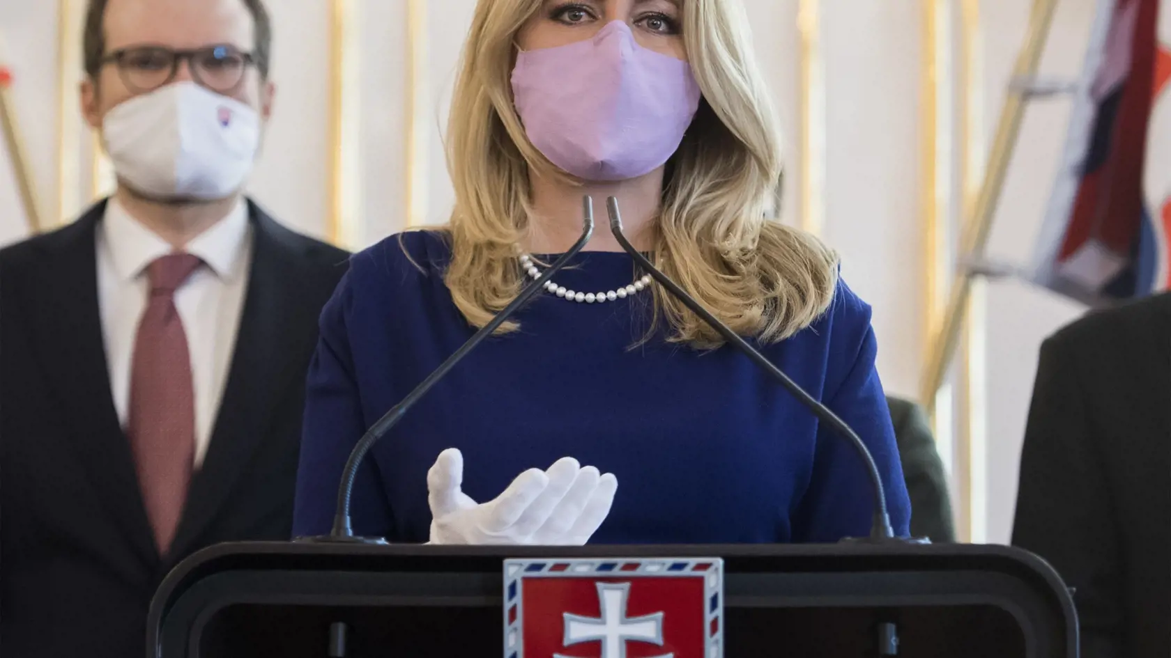 Prezidentka SR Zuzana Čaputová (vpravo) sa stretla s odborníkmi z rôznych právnických profesií a inštitúcií, s ktorými diskutovala na tému "Systémové zmeny fungovania prokuratúry na Slovensku". Na snímke vľavo poradca pre oblasť práva a spravodlivosti Peter Kubina v Bratislave v utorok 26. mája 2020. FOTO TASR - Martin Baumann




