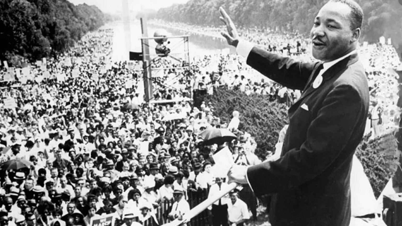 Martin Luther King predniesol pred Lincolnovým pamätníkom vo Washingtone svoj slávny prejav, v ktorom zaznela pamätná veta "I Have A Dream".