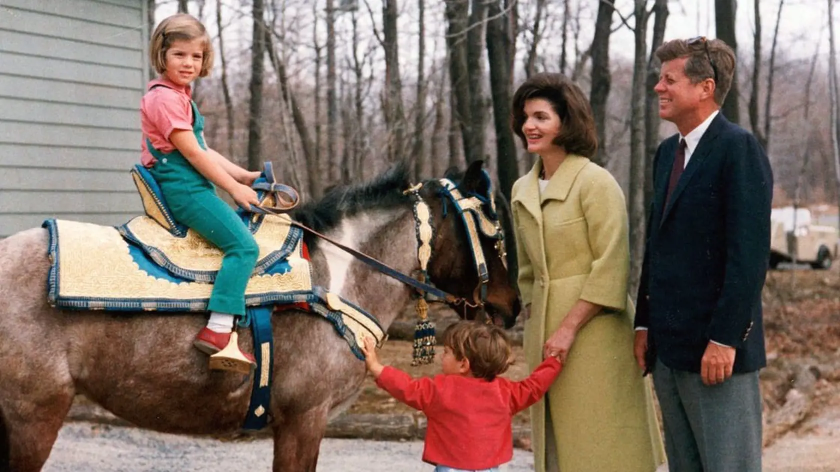 Celý majetok zanechal John F. Kennedy manželke Jackie a deťom.