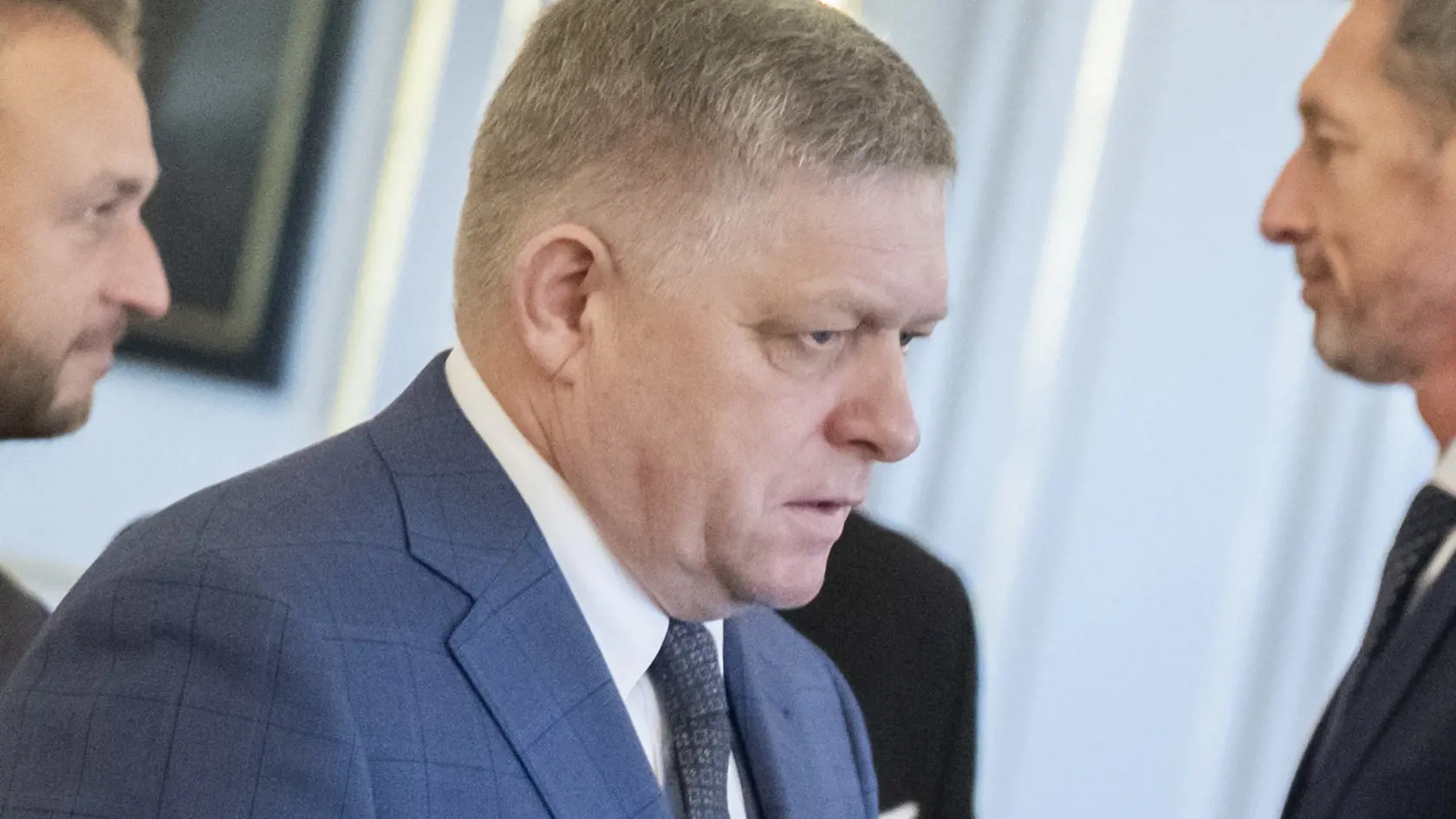 Na snímke predseda strany Smer-SD a premiér SR Robert Fico (štvrtý sprava), predseda Slovenskej národnej strany (SNS) a podpredseda Národnej rady (NR) SR Andrej Danko (druhý sprava), predseda strany Hlas-SD a minister vnútra SR Matúš Šutaj Eštok (tretí sprava) a predseda KDH Milan Majerský (vpravo) sa lúčia po stretnutí politických strán za okrúhlym stolom k zahraničnopolitickej orientácii Slovenska, ktoré zorganizoval prezident SR Peter Pellegrini (nie je na snímke) v Prezidentskom paláci v Bratislave v utorok 4. februára 2025. Opozičné PS a SaS sa na stretnutí nezúčastnili. FOTO TASR - Martin Baumann