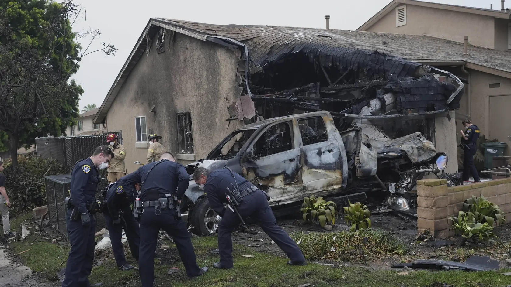 WA 11 San Diego - Príslušníci záchranných zložiek zasahujú po páde malého súkromného lietadla v obytnej zóne v meste San Diego v americkom štáte Kalifornia vo štvrtok 22. mája 2025. Pri páde poškodilo viaceré domy a úrady nariadili evakuáciu. Podľa úradov mohol pád zasiahnuť až 15 domov, presný rozsah škôd doposiaľ nebol známy. FOTO TASR/AP 


Authorities work the scene where a small plane crashed into a San Diego neighborhood, setting several homes on fire and forcing evacuations along several blocks early Thursday, May 22, 2025. (AP Photo/Gregory Bull)