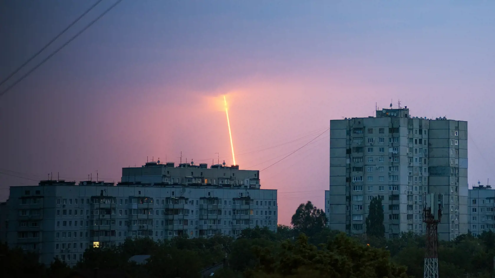 Na snímke ruská raketa vypálená z ruského Belgorodu na ukrajinské mesto Charkov 11. augusta 2022.