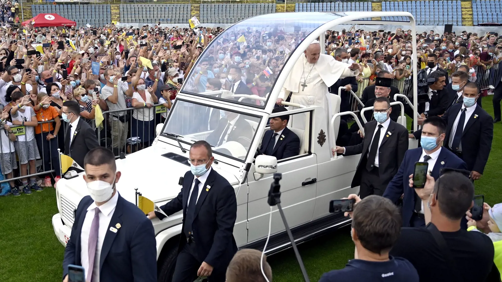 Na snímke príchod Svätého Otca papamobilom na stretnutie s mladými na Štadióne Lokomotíva v Košiciach 14. septembra 2021. FOTO