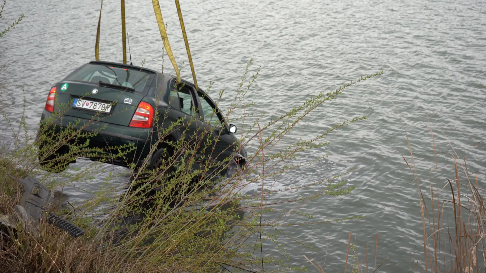Auto museli z vody vytiahnuť so žeriavom hasiči z humenskej záchrannej brigády. 