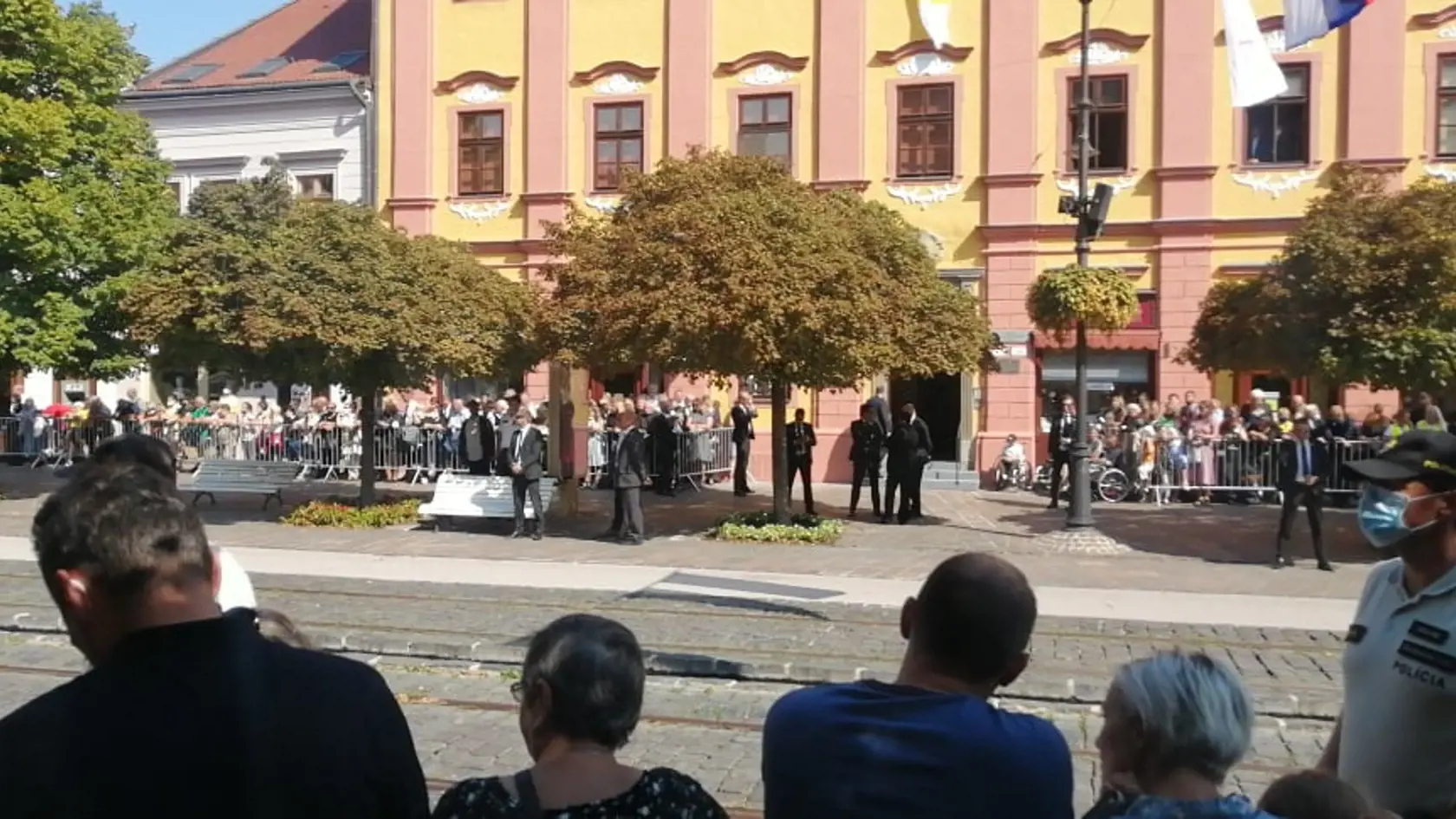 Posledné minúty pred príchodom pápeža Františka do centra Košíc. Atmosféra na mieste je úžasná, ľudia s napätím čakajú na príchod Svätého Otca.