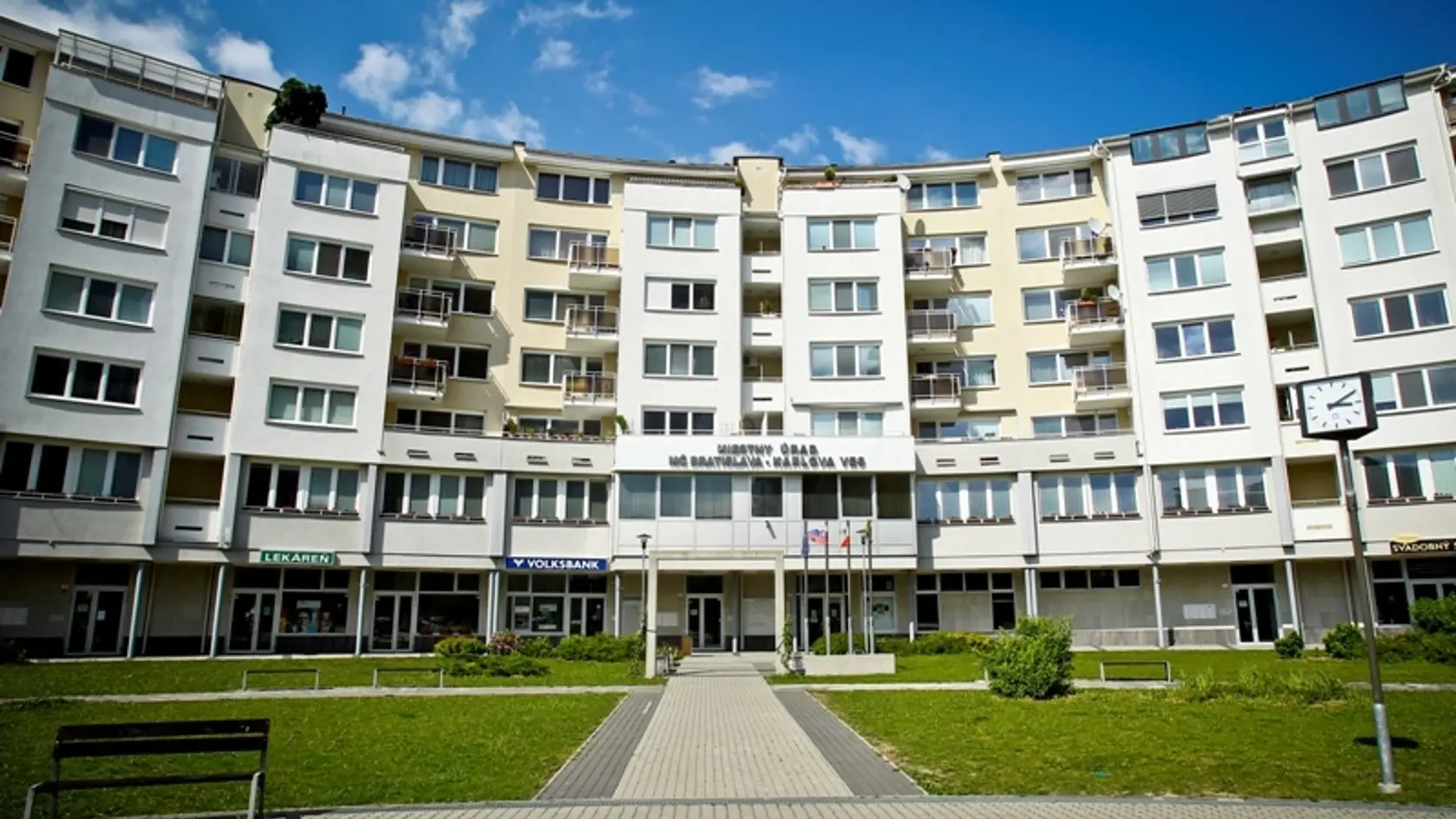 Nevestu si z obradu odviezol sám ženích v aute určenom pre bežných smrteľníkov.