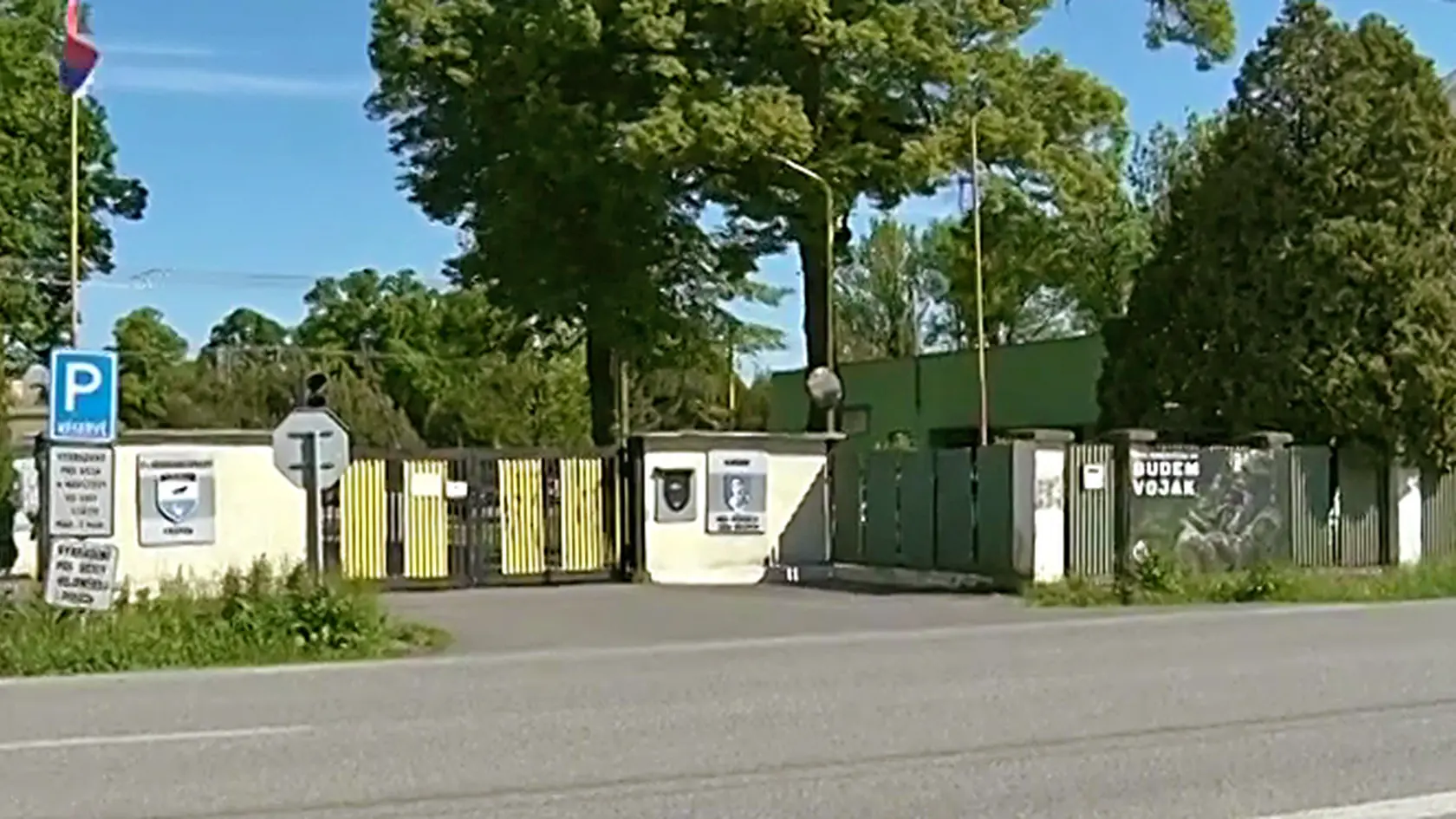 Incident sa mal odohrať pri vstupnej bráne objektu.