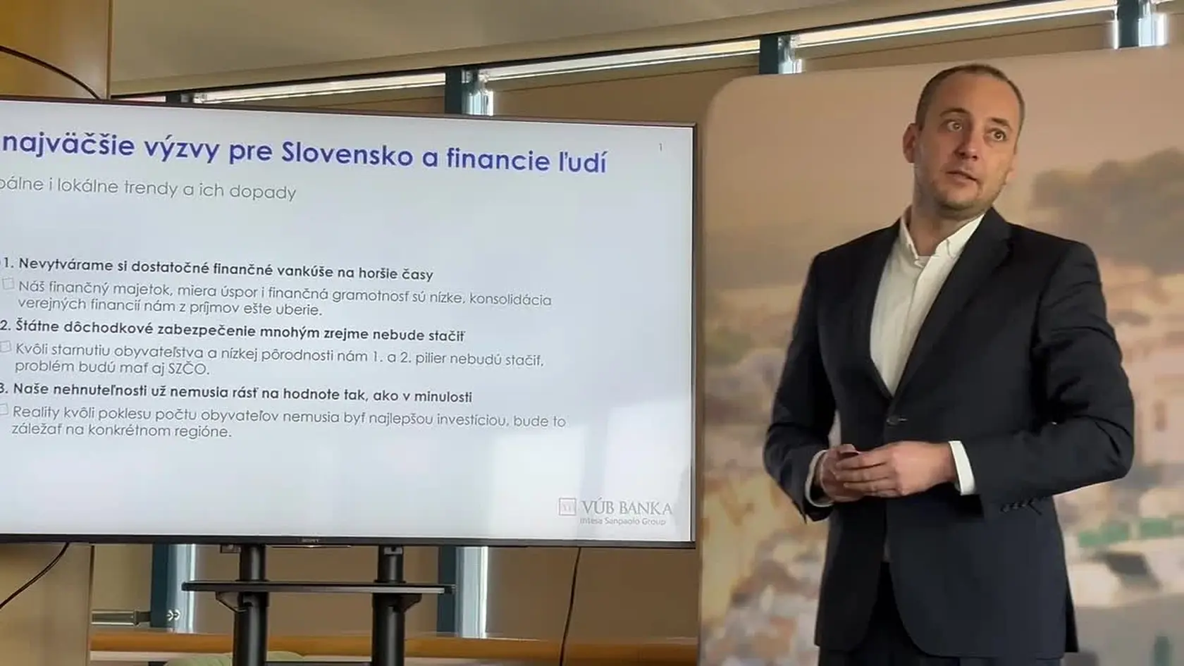 Miera úspor a finančná gramotnosť sú na Slovensku nízke. Dôchodkové zabezpečenie kvôli starnutiu obyvateľstva a nízkej pôrodnosti mnohým zrejme v budúcnosti nebude stačiť. Navyše hodnota nehnuteľností už pravdepodobne nebude rásť ako v minulosti a reality tak nemusia byť najlepšou investíciou.