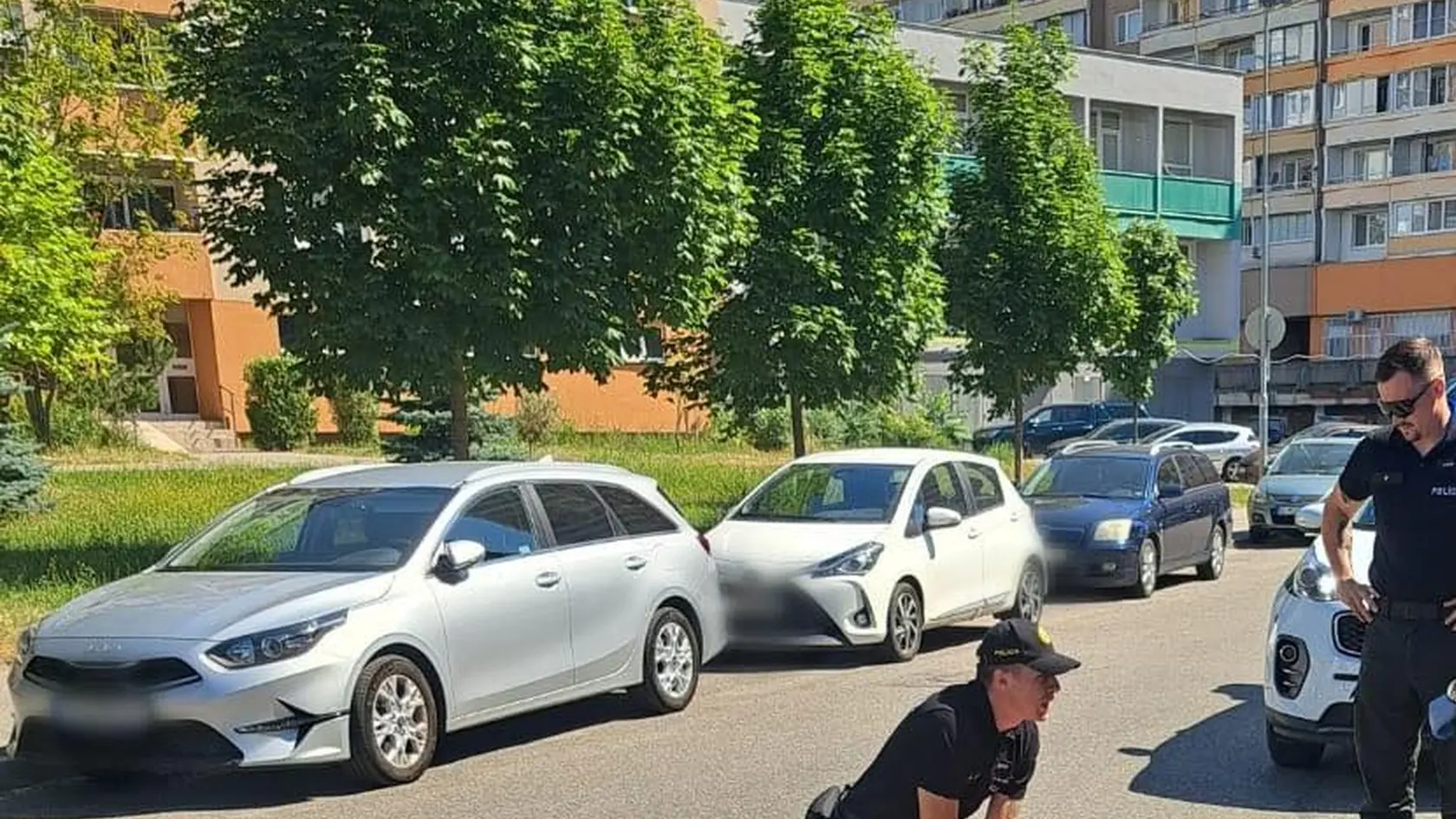 Policajti si všimli, že muž bez pohnutia leží na zemi.