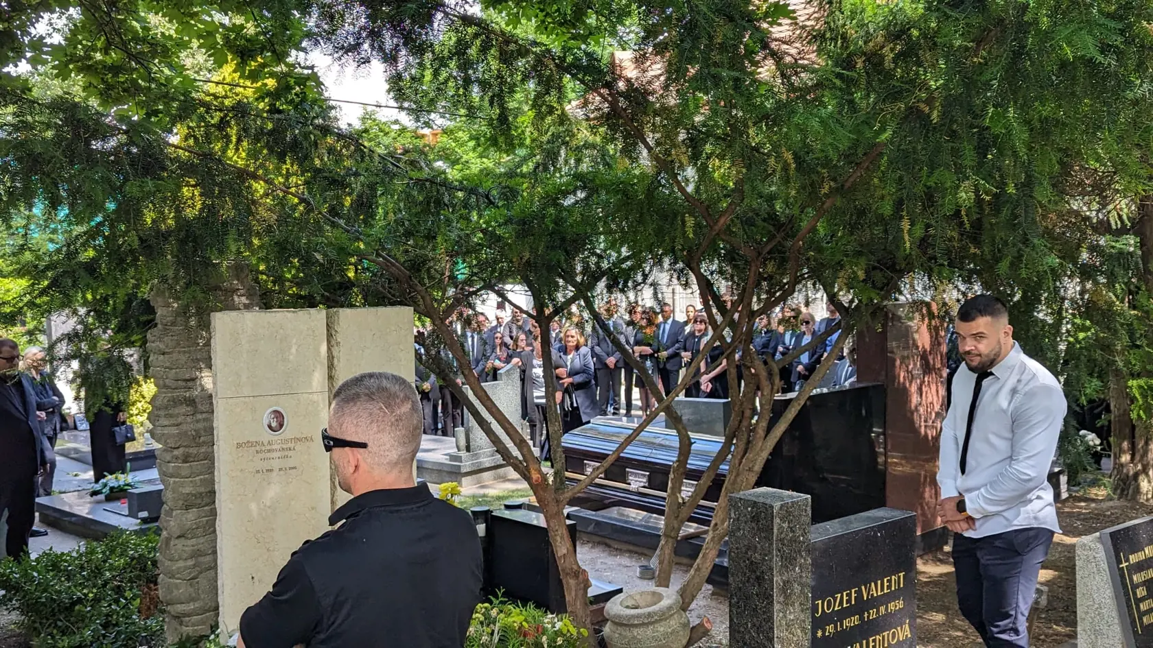 Posledná rozlúčka s Jozefom Majským. Z politikov neprišiel nikto, napriek tomu, že boli naňho dlhé roky napojení.
