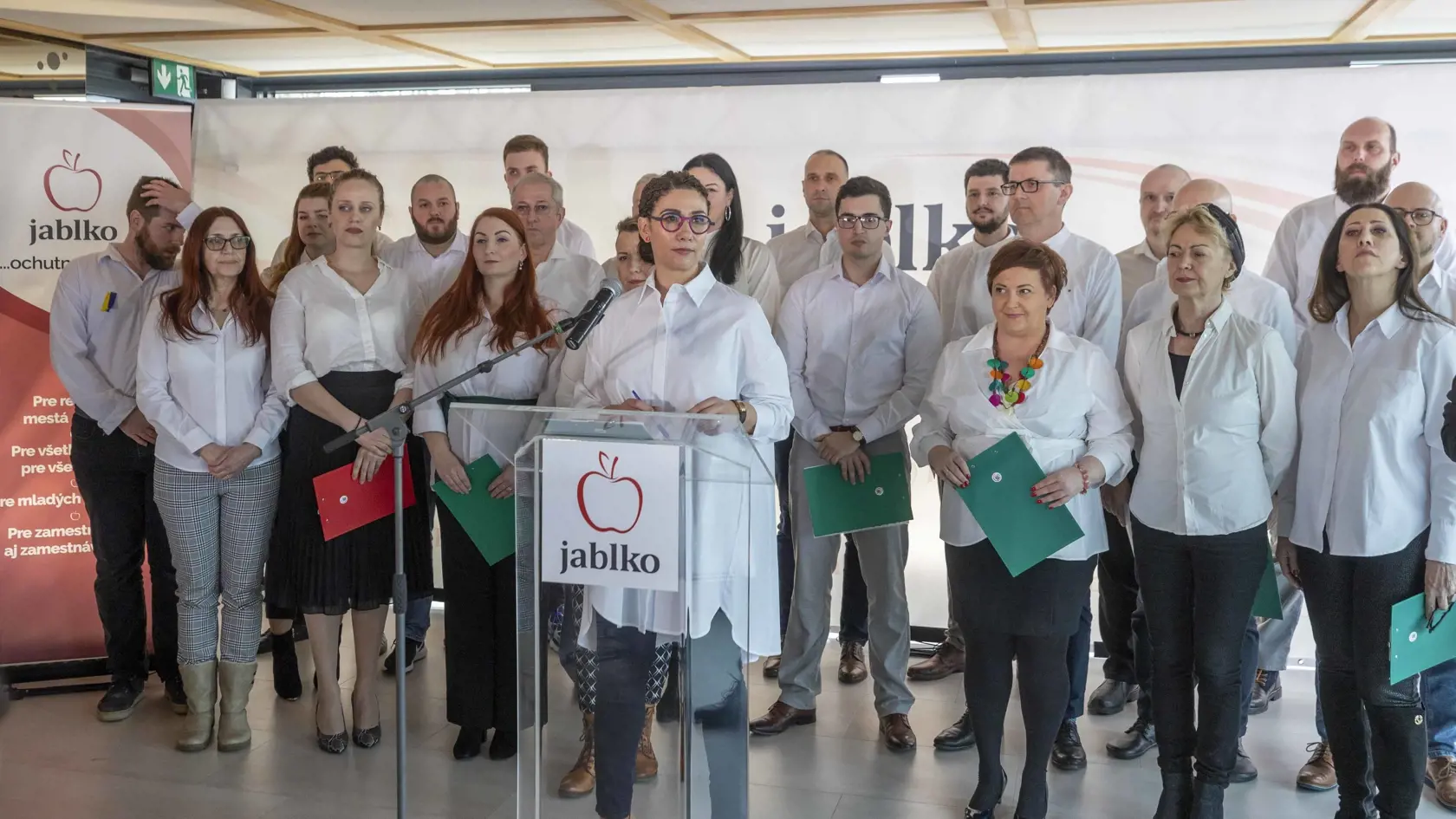 "Poslanecké návrhy zákonov podrobíme verejnej diskusii, pripomienkovaniu a nepredložíme ich bez pedantne spracovaných  doložiek vplyvov."