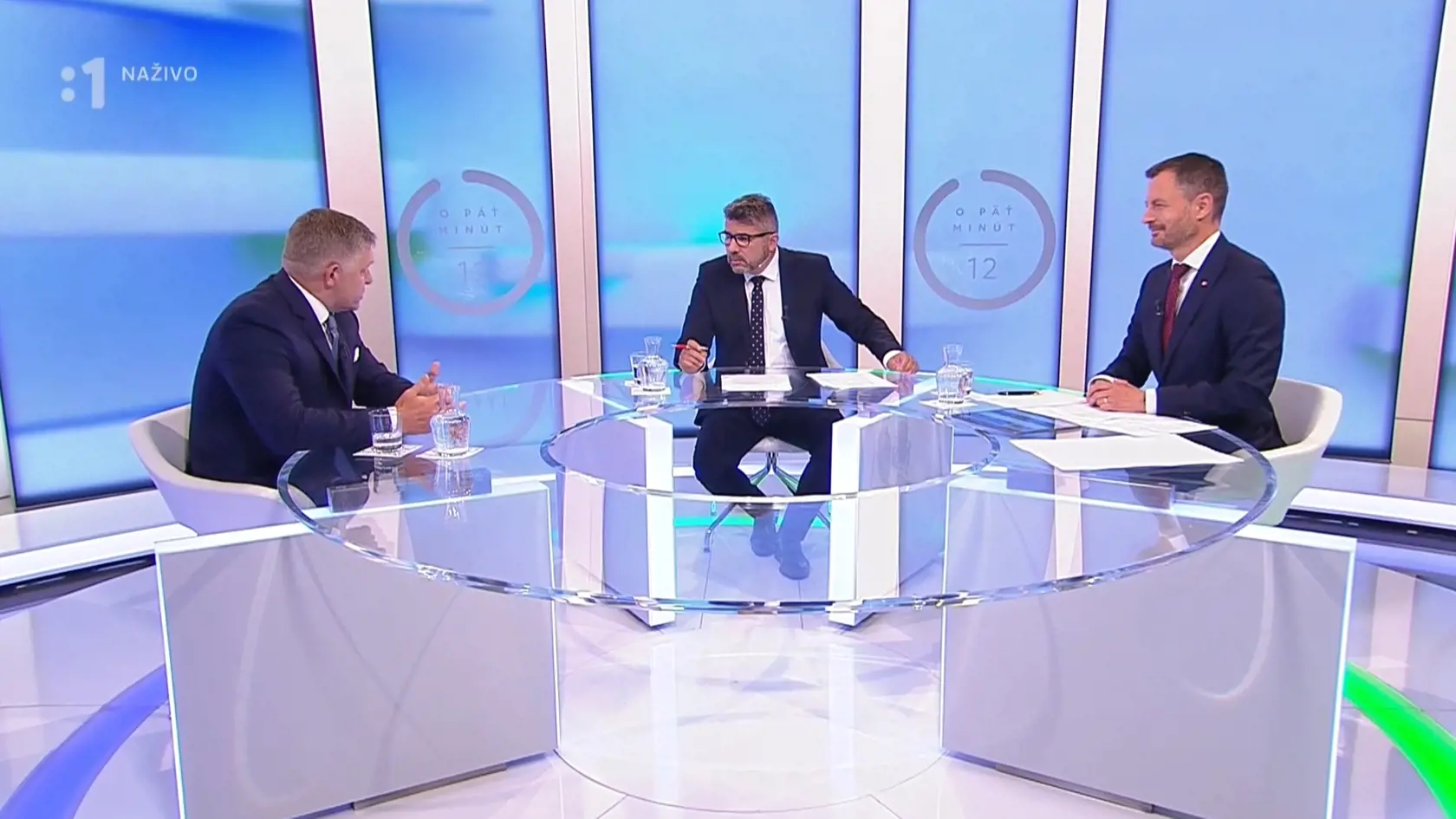 Robert Fico, Eduard Heger a moderátor Marek Makara v štúdiu RTVS.
