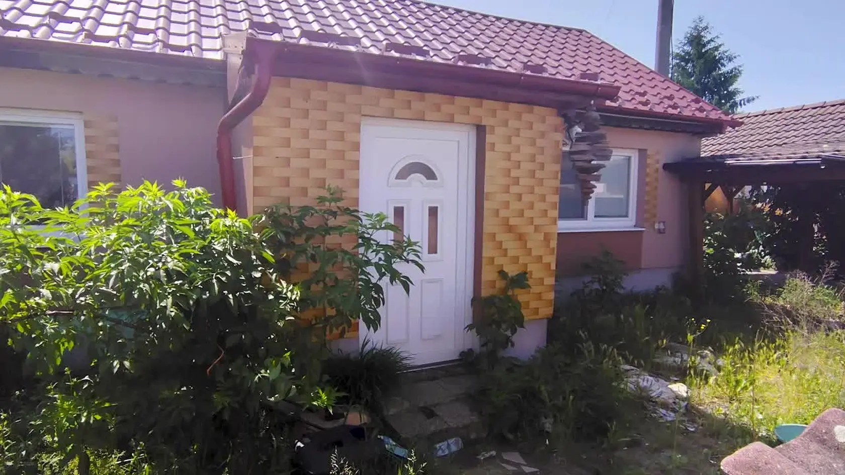 Jasmina a Melissa sa narodili rodičom, ktorí sa o svoje dve dcéry nedokázali postarať. Ich smutná cesta sa skončila až pred dverami starých rodičov vo Veľkých Levároch. Obaja ich zahrnuli svojou láskou a dali im pocit bezpečia. Po ich smrti sa však situácia sestier radikálne zmenila.