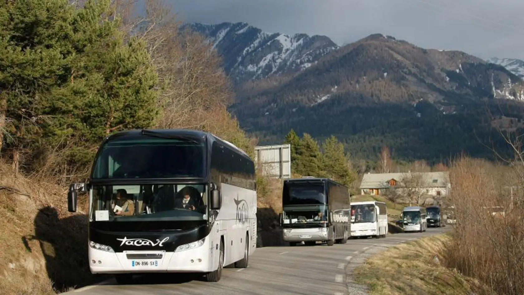 Týmito autobusmi prišli príbuzní obetí k miestu nešťastia. K troskám ich ale nepustia.