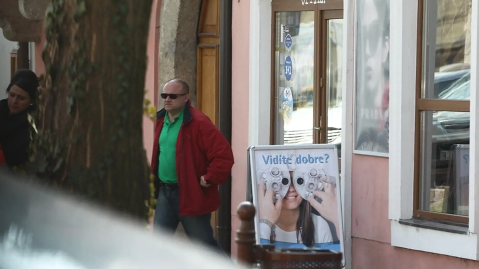 HOTOVO: Poslanec konečne  okuliare donakupoval.