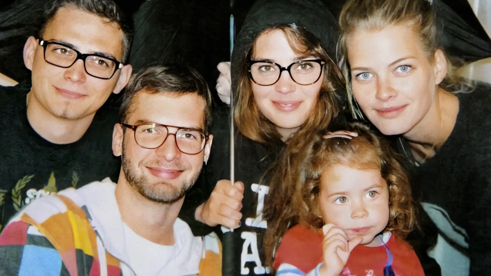 OLDOVA RADOSŤ
Vnúčatá Filip, Oldo, markizácka reportérka Lucia, Ivka a topmodelka Michaela, zľava.
