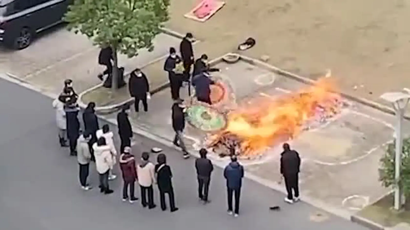 Podľa zahraničných médií a fotografií na internete sú nemocnice a krematóriá preťažené. Čína však postupne prestala zdieľať údaje o počte nakazených a o úmrtiach. Oficiálne miesta priznávajú len relatívne nízke počty, ktoré podľa odborníkov nie sú reálne.