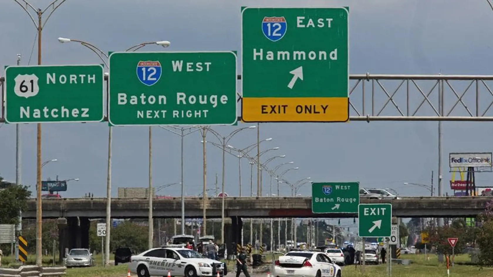 Policajti blokujú cestu po streľbe v meste Baton Rouge v americkom štáte Louisiana.