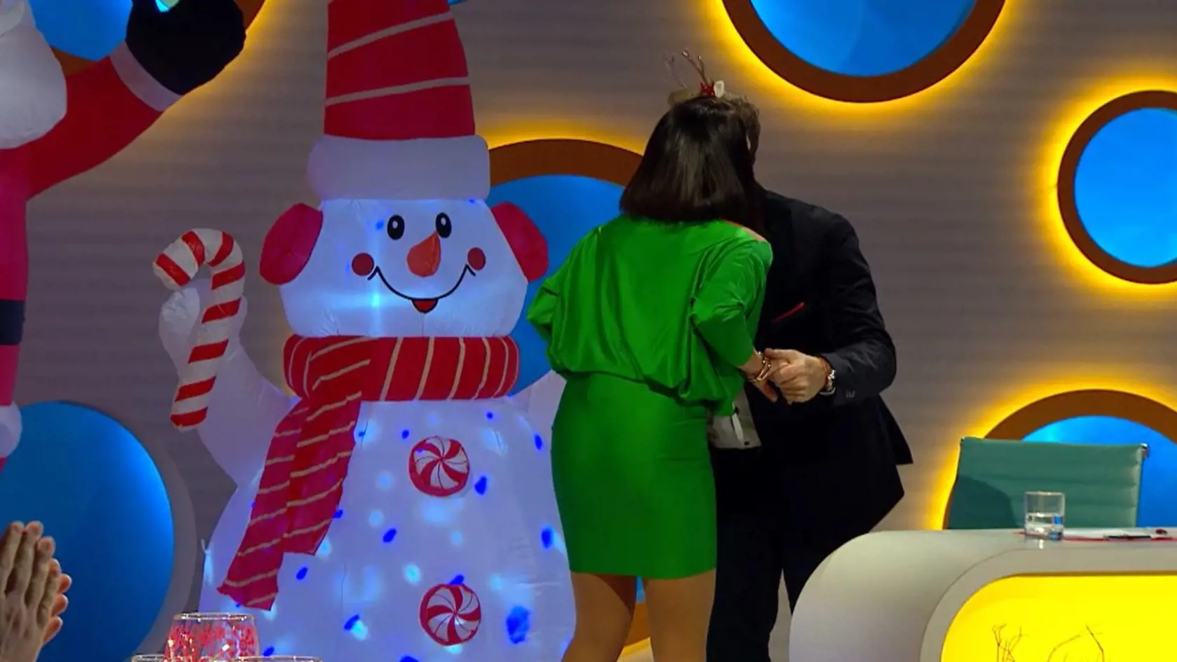 Partnerka Michala Hudáka Denisa si obliekla kratučké zelené mini šaty.