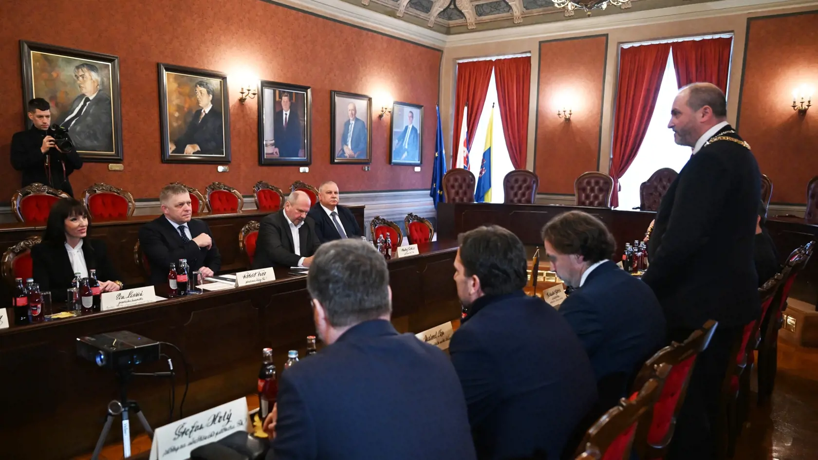 Na snímke druhý zľava predseda vlády SR Robert Fico (Smer-SD) a vpravo primátor Košíc Jaroslav Polaček počas pracovného stretnutia na tému program štátom podporovaného nájomného bývania za účasti zástupcov Ministerstva dopravy SR, Agentúry štátom podporovaného nájomného bývania, mesta Košice, Košickej arcidiecézy a zástupcov investora v Košiciach 16. januára 2025. FOTO TASR – František Iván