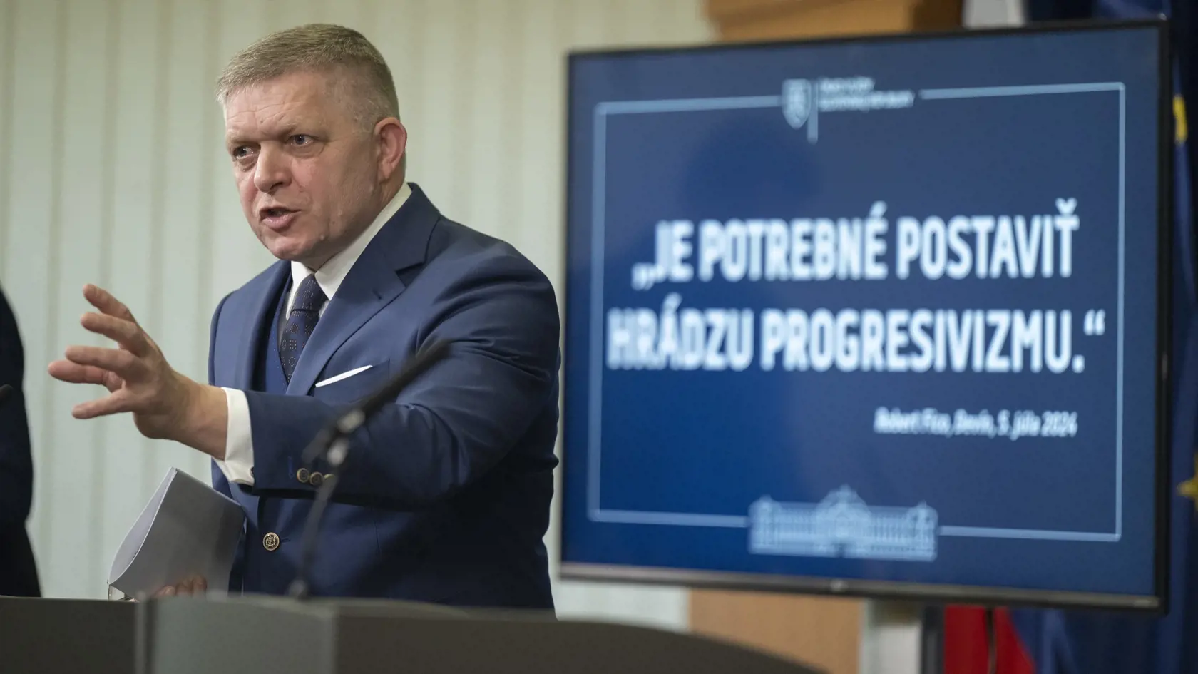 Na snímke premiér SR Robert Fico (Smer-SD) gestikuluje počas tlačovej konferencie na tému  Ústavná hrádza proti progresivizmu v Bratislave v pondelok 27. januára 2025. FOTO TASR - Martin Baumann