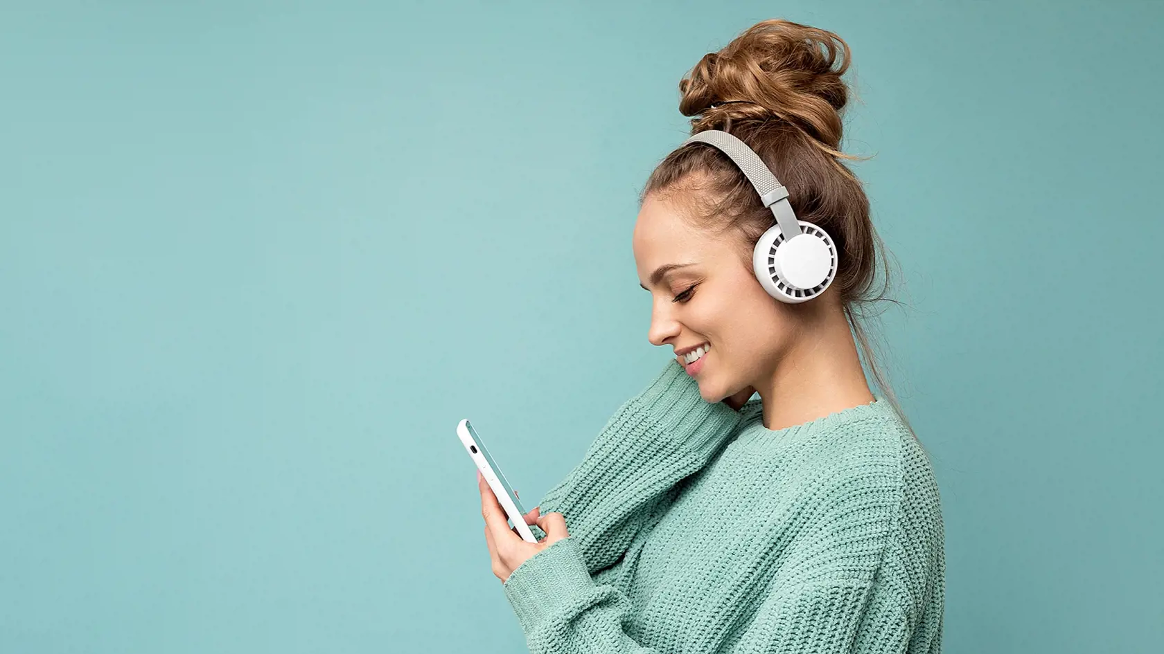 Panoramic,Side-ptofile,Closeup,Photo,Of,Beautiful,Young,Woman,Wearing,Stylish