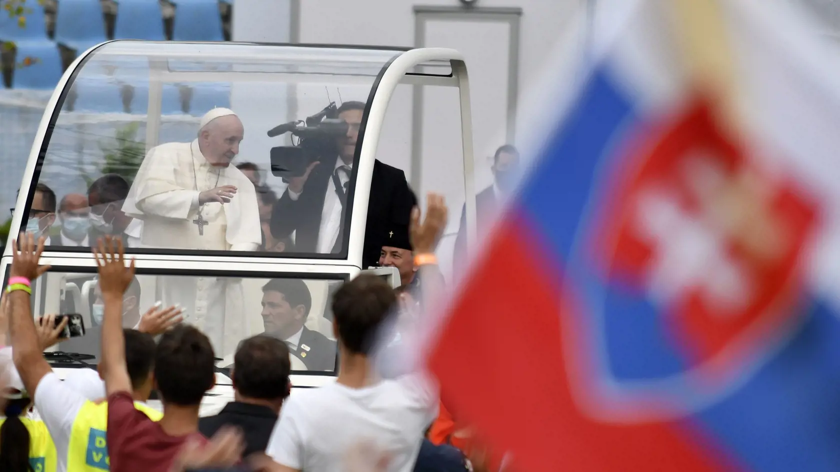 V nedeľu 12. septembra 2021 pricestoval na oficiálnu návštevu Slovenska pápež František. Počas návštevy, ktorá potrvá do 15. septembra, Svätý Otec zavíta do Bratislavy, Košíc, Prešova a Šaštína. Návšteva, ktorej mottom je “ S Máriou a Jozefom na ceste za Ježišom” je prvou cestou pápeža Františka na Slovensko. Počas návštevy Slovenska zavítal pápež František aj do Košíc. Na snímke príchod Svätého Otca papamobilom na stretnutie s mladými na Štadióne Lokomotíva v Košiciach 14. septembra 2021. FOTO 