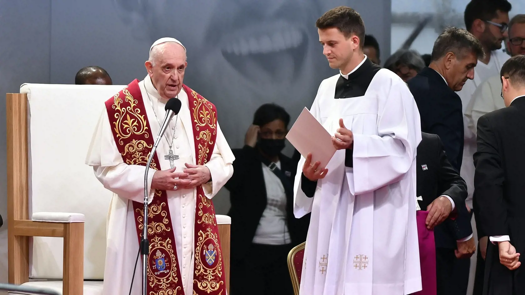 V nedeľu 12. septembra 2021 pricestoval na oficiálnu návštevu Slovenska pápež František. Počas návštevy, ktorá potrvá do 15. septembra, Svätý Otec zavíta do Bratislavy, Košíc, Prešova a Šaštína. Návšteva, ktorej mottom je “ S Máriou a Jozefom na ceste za Ježišom” je prvou cestou pápeža Františka na Slovensko. Počas návštevy Slovenska zavítal pápež František aj do Košíc. Na snímke vľavo Svätý Otec František počas stretnutia s mladými na Štadióne Lokomotíva v Košiciach 14. septembra 2021. FOTO TAS