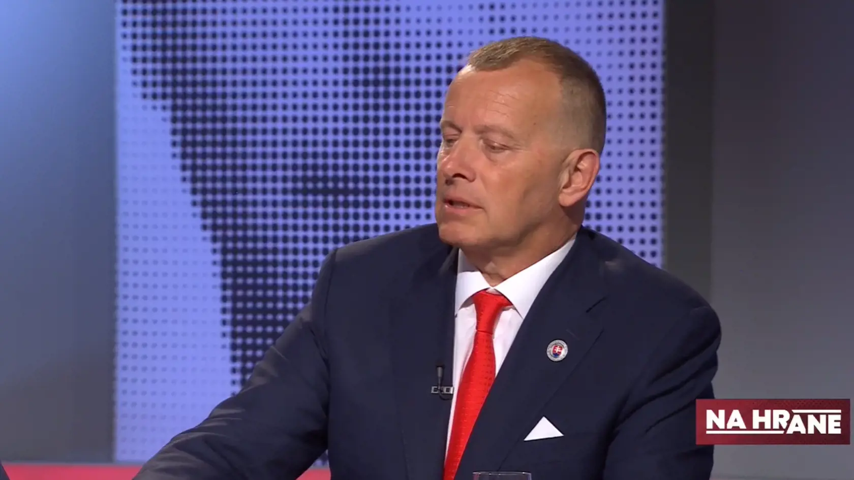 Na slnečnej pláži v Dubaji však evidentne trávil veľa času aj samotný politik, ktorému sa podarilo chytiť bronz. Kollár sa totiž vo štvrtkovej diskusnej relácii TV JOJ Na hrane ukázal dokonale opálený aj keď na Slovensku je letná sezóna ešte poriadne ďaleko, a tak mu môže bežný Slovák takúto dovolenku len ticho závidieť.