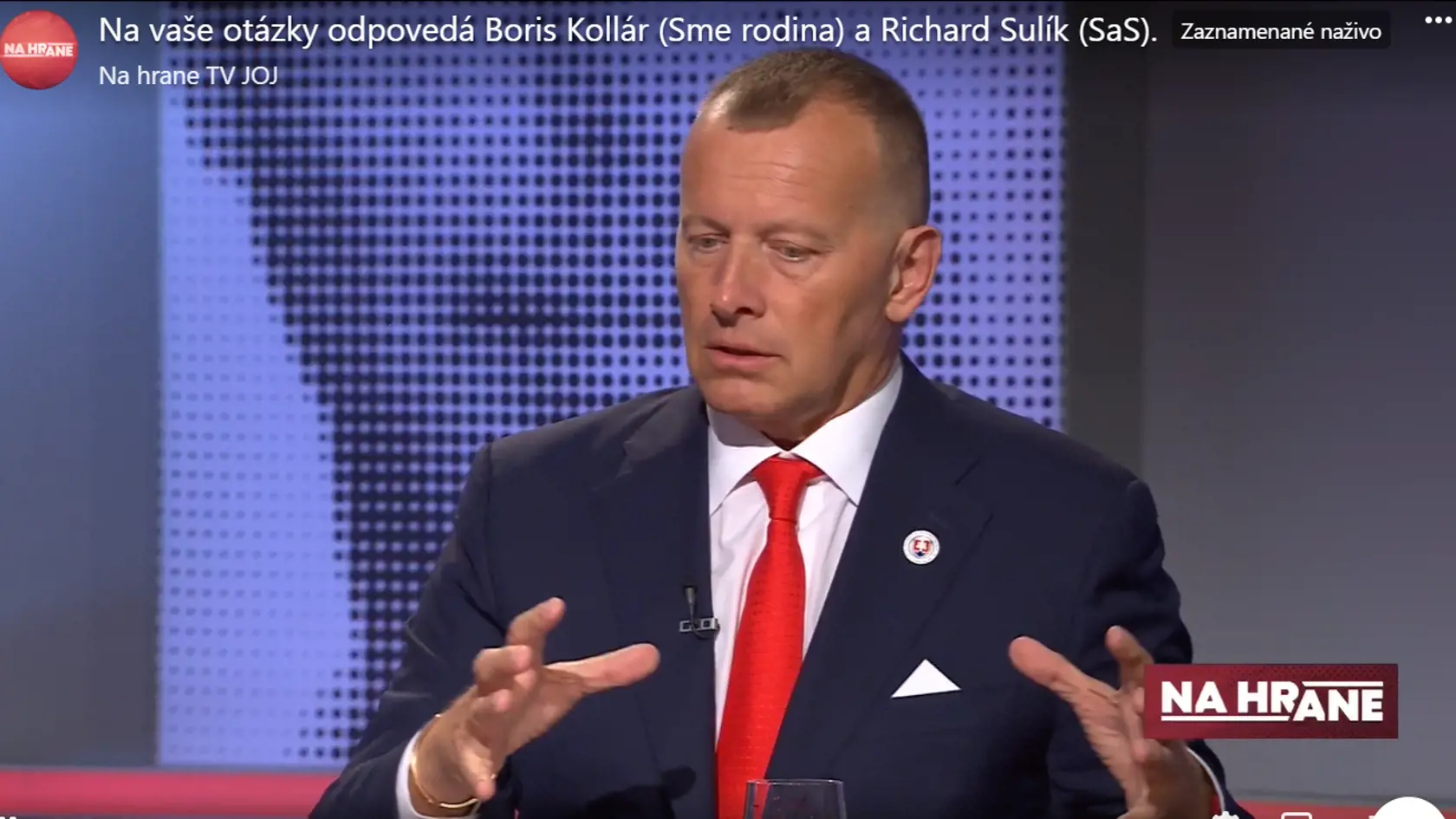 Na slnečnej pláži v Dubaji však evidentne trávil veľa času aj samotný politik, ktorému sa podarilo chytiť bronz. Kollár sa totiž vo štvrtkovej diskusnej relácii TV JOJ Na hrane ukázal dokonale opálený aj keď na Slovensku je letná sezóna ešte poriadne ďaleko, a tak mu môže bežný Slovák takúto dovolenku len ticho závidieť.